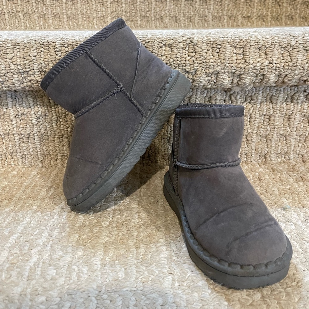 Gray Low-Cut Winter Boots with Velcro Closure